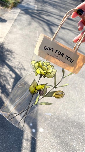 wire art Niko on Instagram: "○Gift bag○ 大切な方へのプレゼントに🎁 卒業、卒園の贈り物に🎁💐 バックだとお渡し、お持ち帰りの際に持ち運びなど何かと便利かなと思います👜✨ あと持ってるだけでかわいい☺️🫶 今回はナチュラルなお花で組み合わせてみました。 こちらのバックは数に限りがございます。 お渡しの時期やお花の内容などご相談の方は遠慮なくDMにてお問い合わせくださいませ😌"