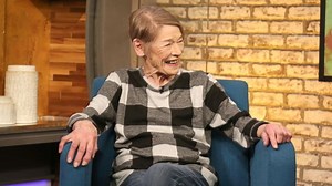 'Three Tall Women' star Glenda Jackson joyously sings 'I'm Forever Blowing Bubbles'