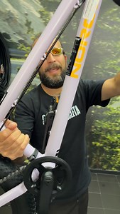 NORCO STORM 20 — 2025 🚵‍♂️ La bici ideal para los primeros trails y rides urbanos con estilo. Diseñada para niñas y niños que ya dominan la rodada 16” y están listos para subir de nivel sin perder seguridad ni control. Especificaciones destacadas: • ⚙️ Transmisión 1x6 — fácil de usar y perfecta para aprender • 🛞 Llantas anchas para más agarre y estabilidad • 🛑 Frenos de disco mecánicos • 🔩 Cuadro ligero de aluminio • ⭐ Ideal para edades aprox. de 6 a 9 años Disponible en El Salón de la Bicic