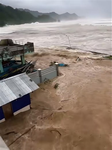 Waves super typoon uwan