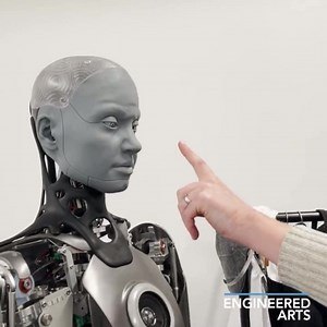 A empresa britânica Engineered Arts lançou um novo vídeo do robô interagindo com humanos Para a empresa de robótica Engineered Arts, "Ameca é o humanóide mais avançado até hoje." Até mesmo seus desenvolvedores acham isso "assustador". Como pode ser visto neste novo vídeo, o robô reage quando algo ou alguém invade seu “espaço pessoal”. As imagens das câmeras integradas aos olhos são processadas usando TensorFlow, um software originalmente desenvolvido pelo Google, e agora de código aberto, para a