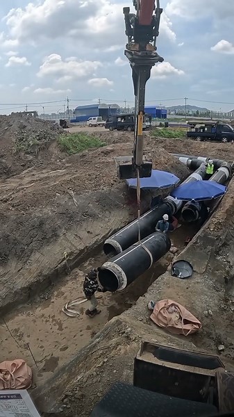 Pipe Welding with DNG Extension Boom 👍 #shorts #excavator #DNG #extensionboom #develon #tiltrotator