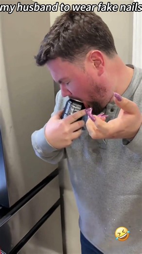 I challenge my husband to wear fake nails #funny #couple #fakenails #challenge