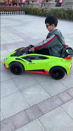 ランボルギーニの子供用電気自動車はサイズは小さいがパワーが大きく、ドリフトも可能