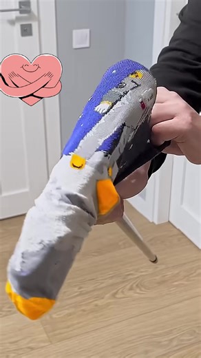 Genius home trick: Turn an old sock into a mop! #HomeHacks #DIY | diy facts | Facebook