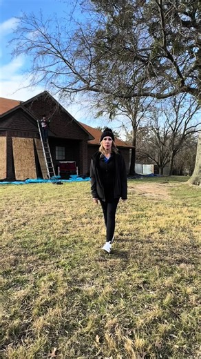 look at a recent roof install we wrapped up 💪 From tear-off to final shingle, this is what solid workmanship looks like. Protecting homes across DFW & surrounding areas. #roofing #dfw