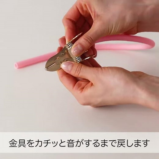 駆血帯の使い方を紹介。ラテックスフリーで患者さんにもやさしい。さらさら触り心地も良いチューブタイプの駆血帯｜白衣ナースグッズ、ナースリー看護師通販【NURSERY】14754