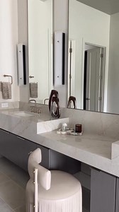 Sculptural, seamless, and seriously stunning. 📷: featuring One Quartz countertops in Chateau and Delegate in Off White on the floor. Click the 🔗 below to explore the products featured in this design. https://bit.ly/3J6VjDE | Daltile