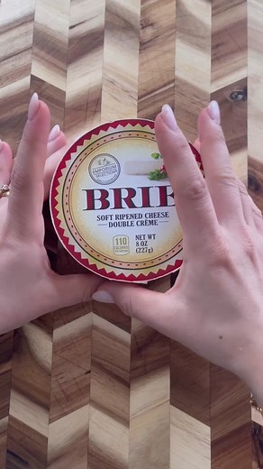 Delicious Baked Brie Appetizer with Jam and Berries