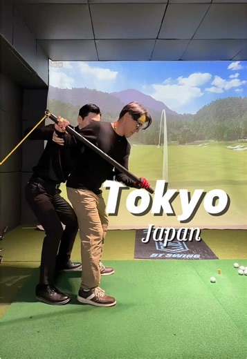 💊 Lesson Summary 💊 어드레스에서 앞으로 달려 나갈 것 같은 느낌으로 상체를 살짝 앞으로 기울이고 공격적인 자세를 만들어 보세요 이 준비 동작이 만들어지면 스윙의 에너지가 달라집니다 다운스윙에서는 왼다리로 버티기보다 오른발에서 왼쪽으로 밀어내는 느낌으로 스케이트 타듯이 체중 이동을 만들어 보세요 이렇게 하면 훨씬 더 자연스럽고 강한 파워를 만들 수 있습니다 작은 이미지 하나가 스윙 전체를 바꿉니다 At address feel like you are about to move forward slightly tilt your upper body and create an aggressive setup this prepares your swing energy in the downswing instead of just bracing your left leg push from your right foot toward the left like a skating motion this