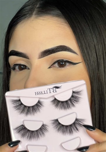 Latina Makeup Tutorial: Perfect Your Eyeliner Techniques