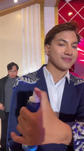 Stand Out at Parties with Glitter Spray