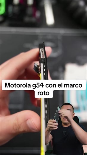 Moto G52 con marco quebrado: así se ve una de las razones por las que muchas pantallas nuevas quedan mal instaladas, se despegan o no ajustan como deben. En este video te explico por qué en un cambio de display no siempre basta con poner la pantalla nueva, muchas veces también es necesario reemplazar el marco para lograr una instalación correcta, firme y duradera. Si el marco está doblado, roto o fisurado, el display puede quedar forzado, levantado o vulnerable a romperse de nuevo. Ojo con eso, 
