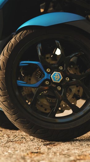 Piaggio MP3 310 Sport to połączenie włoskiego stylu z technologią, która daje poczucie pełnej kontroli. Trzy koła, agresywne linie i sportowe detale sprawiają, że wyróżnia się w miejskim ruchu tak samo, jak na otwartej drodze. Moto Okiem dziękujemy za świetną rolkę! #Piaggio #MP3 #310Sport | Piaggio