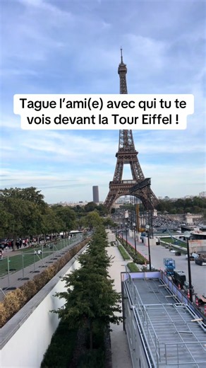 Devant la Tour Eiffel : tague l'ami(e) avec qui tu te vois