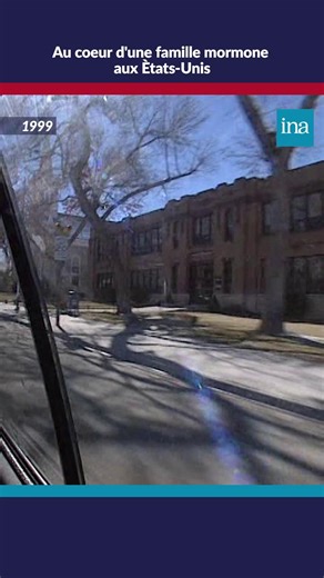 Ces américains polygames au nom de Dieu. Reportage au cœur de l'Amérique puritaine, en Utah, un état dominé par la puissante église des Mormons. En 1999, près de 100 000 personnes y vivent selon des règles religieuses strictes, où la polygamie, malgré son interdiction légale, est considérée comme un chemin vers le paradis. 👉Découvrez le quotidien d'une famille polygame dans notre reportage "Ces américains polygames au nom de Dieu", disponible sur notre chaîne YouTube INA Reportages (🔗lien en c