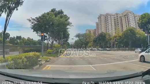E-bikes should also follow traffic rules such as respecting the red light instead of just zooming dangerously, like this rider, who doesn't even don any protective gear. Date & Time: 10 October 2025, around 13.59pm | ROADS.sg