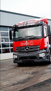 Der Mercedes Antos mit Meiller Abrollkipper und Decker Container