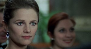 『愛の嵐』1｜シャーロット・ランプリングとトレンチコート