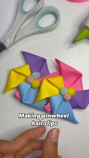 Monica Silva on Instagram: "Pinwheel hair bow tutorial 🎀 #hairbowtutorial #hairbowdiy #bowdiy #ribbon #moño #liston"