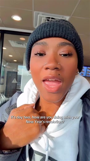 If you already feel off track, tired, or overwhelmed — pause. This is exactly why most wellness goals don’t stick… and it’s not because you’re “undisciplined.” Save this post for later or share this to your story if you needed this reminder 💚 Here’s the truth: Real health and wellness isn’t built on motivation. It’s built on simple habits, consistency, and grace. Personal admission 🤍 I used to quit by Day 5 because I tried to change everything at once. Now I focus on small, repeatable actions 