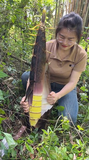 乡村灵子 on Instagram: "🌿 Bamboo Forest Diaries | Digging Fresh Shoots with a Local Girl 🌱 #bambooshoot #springvibes #asmr #rurallife #traditionalfood"