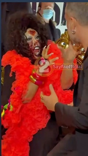 TEMİZ MAGAZİN, TEMİZ GÜNDEM on Instagram: "Bülent Ersoy, ‘Kutsal Damacana’ filminin galasına vampir makyajıyla geldi @okanmermervip"