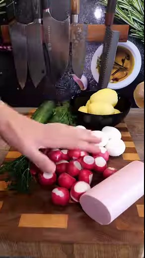 19K views · 284 reactions | Zutaten Moussaka -500g Hackfleisch -1 Zucchini -1 Aubergine -4 Kartoffeln -2 Zwiebel -40g Butter -2 Eigelb -400ml Milch -1 Lorbeerblatt -3El Tomatenmark -400ml Dosen Tomaten -200ml Gemüsebrühe -300g Mozzarella gerieben -Muskatnuss -Salz -Pfeffer -Kräuter getrocknet Werbung. Fleisch @fleischerundderkoch Messer @zayiko_damastmesser Schneidebrett @pit_blog Gewürze @030bbq #moussaka #rezept #grecia | Ro Man | Facebook