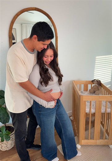 dnd: I’m busy building a human 🙊💗 #pregnancyhumor #ivfpregnancy #pregnancylife #coupleshumor