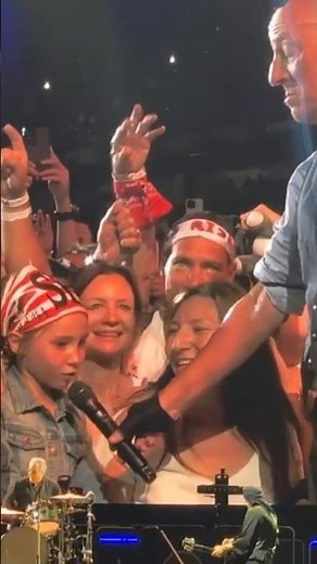 Lucky girl sings “Waitin’ on a Sunny Day” with Bruce Springsteen in Barcelona (06/22/2024)