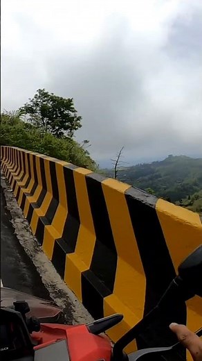 Beautiful road and nice scenery at Tagaytay Highlands