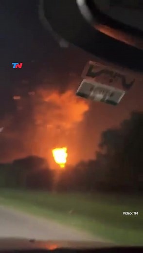 #15Nov| Las autoridades argentinas decretaron una emergencia sanitaria y ambiental en varias localidades tras la explosión registrada este viernes en una productora agroquímica en la ciudad de Ezeiza. El Ministerio de Salud de la provincia de Buenos Aires activó el código rojo en hospitales, mientras que las autoridades meteorológicas emitieron una «alerta roja sanitaria» para el Área Metropolitana de Buenos Aires (AMBA) ante la formación de una nube tóxica en la zona, según medios locales. Las 