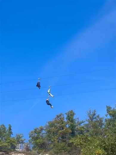 Malgré la peur du vide, la peur de tout scénario catastrophe, il était hors de question que je retourne sans l'avoir fait 💪 La vie peut être plus courte que prévu et je ne veux pas partir (le plus tard possible) avec des regrets. Je me suis donc équipée la peur au ventre une fois au bord de la plateforme, j'ai pris sur moi... Je me suis accroché de toute mes forces, et une fois lâchée, j'ai regardé droit devant moi, sans un mot jusque de l'autre côté, sans vraiment profiter du paysage qui m'ent