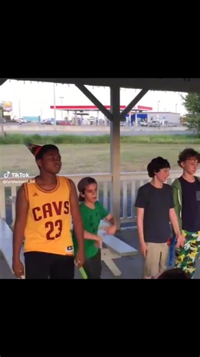 Jack Dylan Grazer e sua namorada dançando