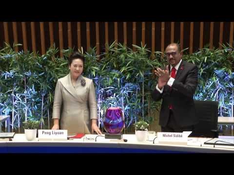 UNAIDS presents the First Lady of China with Award for Outstanding Achievement