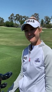 ネリー・コルダが、自身のギアセッティングを紹介。 コルダは、6月に「マイヤーLPGAクラシック」と「KPMG全米女子プロゴルフ選手権」を2週連続で優勝。世界ランキング1位（7/6/2021現在）の活躍を支えている、以下のセッティングについて語ってくれました。 ボール：NEW プロV1 ドライバー：TSi1（10°） フェアウェイメタル：TSi2（16.5° 21°） アイアン：T100（# 5－P） ウェッジ：SM8（50° 54° 58°） パター：スコッティ・キャメロン パター（プロトタイプ） ※動画は「ロッテ選手権」前に撮影されたものです。 | Titleist Japan
