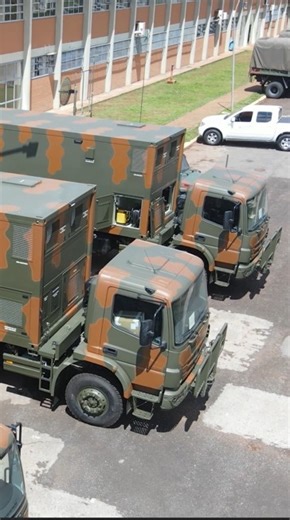 🇧🇷 SISFRON entrega novo Centro de Comando e Controle Móvel 🔰 O Exército Brasileiro recebeu o moderno sistema CC2 Móvel, dotado de tecnologia nacional que fortalece as operações nas áreas de fronteira. 👉 Utilizado em operações, o sistema garante mobilidade, rapidez na tomada de decisão e superioridade informacional em cenários de emprego de tropa. 📽️ - Comando de Comunicações e Guerra Eletrônica (Brasília/DF) #BraçoForte #MãoAmiga #EBsemprePronto #CiênciaEtecnologia #Operacionalidade #SisFro