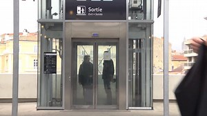 Best of ascenseurs : les gens qui n'aiment pas, merci de prendre l'escalier. | Rémi GAILLARD