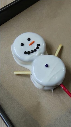 Oreo Snowman Cookie Pop | Christmas Treats | The Sweetest Journey