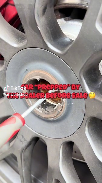 This Mercedes had supposedly been prepared by the dealer before sale… think this proves you can’t always trust that 🤔 #autofactorworkshop #mercedesbenz #dealership #fail #cartok