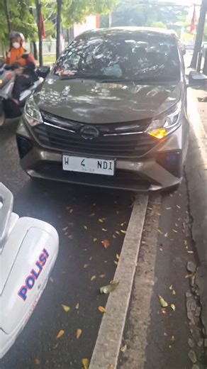 Mahir Daeng Rani on Instagram: "Sungguh di luar Nurul 😁😁 Tnkb di depan dan di belakang beda. #stopmelanggar #kembalikejalanyangbenar"