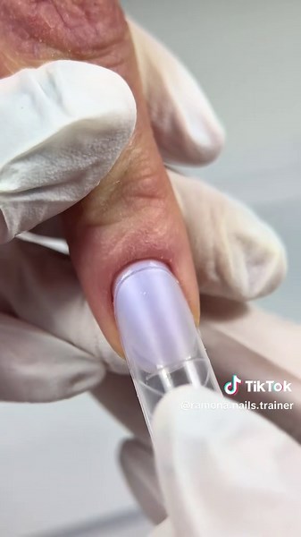 Primăvara a venit și pe unghiile mele! 🌸 Am creat această manichiură ombre cu flori folosind geluri de la @DarkByRior și sunt absolut îndrăgostită de rezultat! 😍 Ce părere aveți? #manichiura #unghiigel #floriprimavara #tutorialunghii 🚀