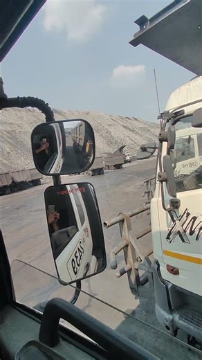 Gadi Parking me khda hai