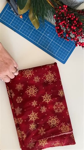 These giant Christmas ornaments are so easy to make with bouncy balls! You could use foam balls too. All you need are a few simple items for these oversized ornaments to decorate your home. 🎄 | Simplify Create Inspire