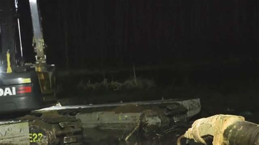 US army vehicle pulled from swamp - but four soldiers still missing