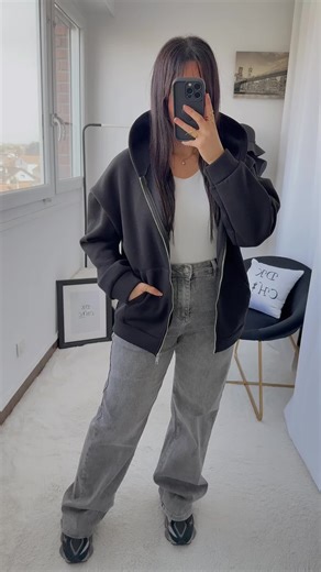 Le gilet sweat à capuche coton à avoir pour un look street wear hyper stylé disponible en boutique et sur le site dk-chic-boutique.com -15% avec le code chic15 #sweat #mode #fashion #streetwear