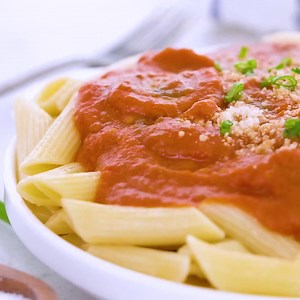 13 reactions | An easy, family-friendly dinner that everyone will love! This vegan penne alla vodka recipe is a lightened-up version of an Italian classic. But it still delivers FANTASTIC flavour. Prepare to be impressed! Written Recipe Here: https://thishealthykitchen.com/vegan-penne-alla-vodka | This Healthy Kitchen | Facebook