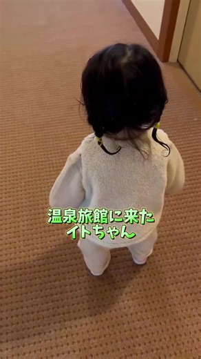 家族旅行でおばあちゃんと温泉を楽しむ