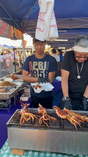 24K views · 64 reactions | Thai Street Food | Delicious Grilled Squid 撚 #ThaiStreetFood #GrilledSquid | Thú Vui Texas | Facebook