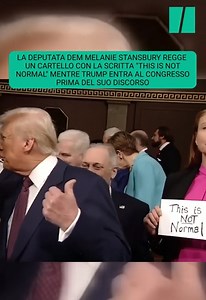 Melanie Stansbury, deputata democratica del New Mexico, ha contestato il presidente Trump reggendo un cartello con la scritta "This is not normal" (Questo non è normale, ndr) mentre il tycoon entrava alla Camera prima del suo discorso. Il repubblicano Lance Gooden le ha poi strappato di mano il cartello e l'ha gettato via. | HuffPost Italia